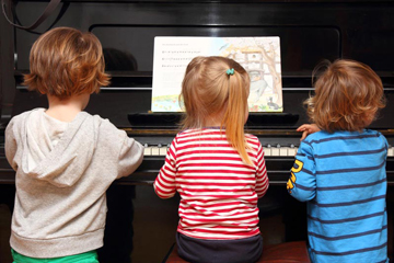 Klavierspielen für Kleinkinder in Hamburg